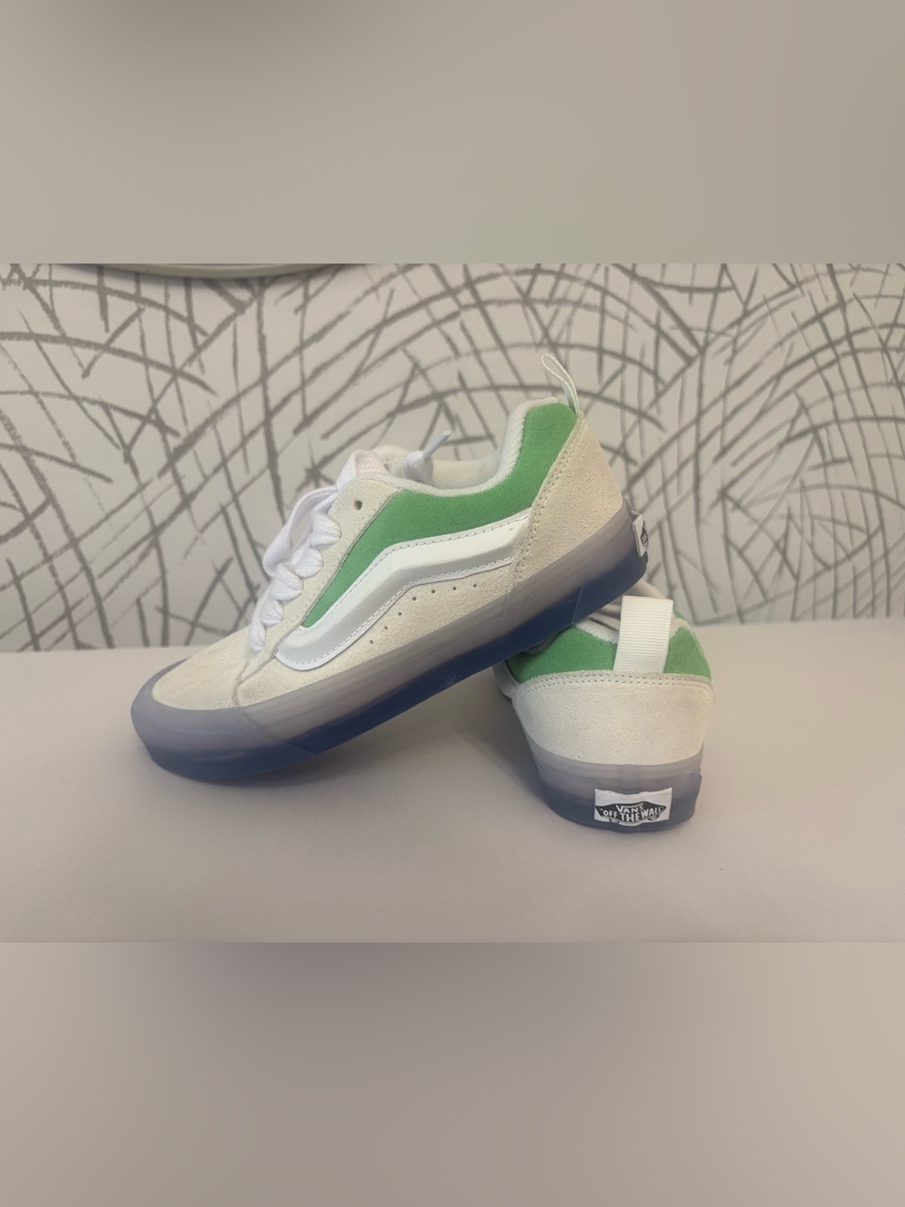Vans Knu Skool Translucent Sole. Big Girls 6/Big Boys 4.5